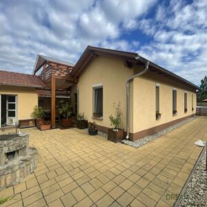 <b>120 m2</b> <br>Győrz&aacute;moly &ndash; Modern h&aacute;z wellnessr&eacute;szleggel &eacute;s kerttel