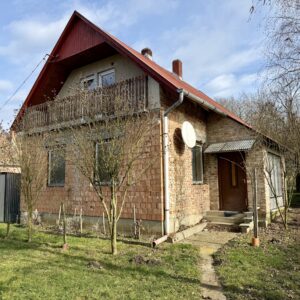 <b>120 m2</b> <br>Csal&aacute;di h&aacute;z nyugodt, term&eacute;szetk&ouml;zeli k&ouml;rnyezetben Hov&aacute;tk&uacute;ton