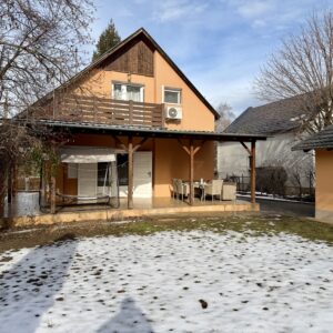 <b>100 m2</b> <br>Fel&uacute;j&iacute;tott nyaral&oacute; Balatonsz&aacute;rsz&oacute;n