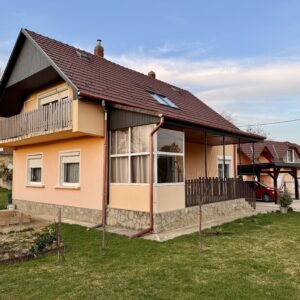 <b>140 m2</b> <br>Fel&uacute;j&iacute;tott csal&aacute;di h&aacute;z elad&oacute; Zalakaros csendes r&eacute;sz&eacute;n