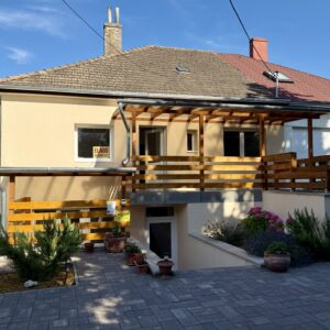 <b>65 m&sup2;</b> <br>Fel&uacute;j&iacute;tott, azonnal k&ouml;lt&ouml;zhető t&aacute;rsash&aacute;zi lak&aacute;s elad&oacute; Keszthely sz&iacute;v&eacute;ben